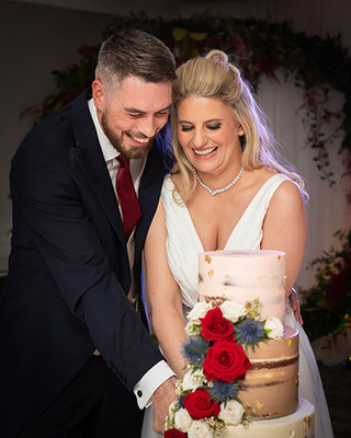 Natural photo of bride and groom cut their wedding cake