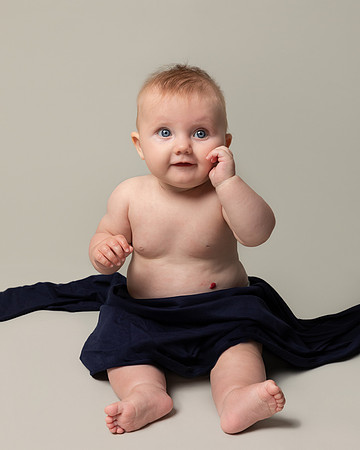 best age for newborn photoshoot - sitting baby